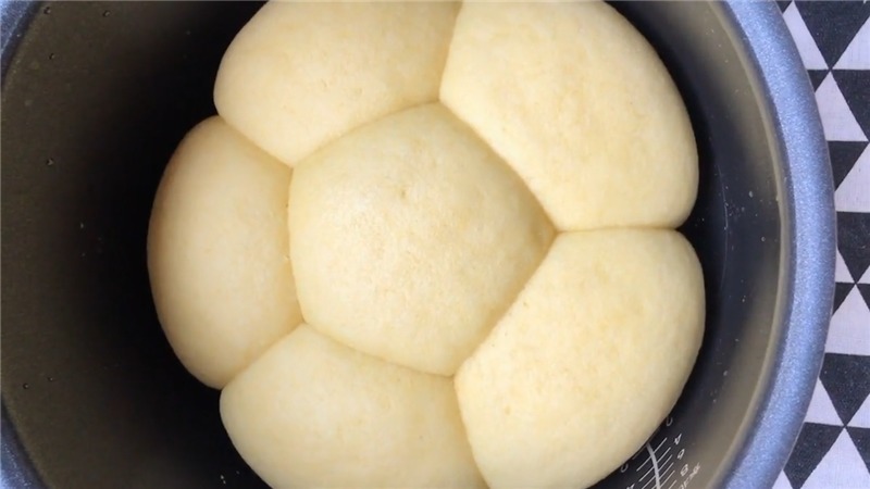  早餐教你用电饭锅做馒头，比用蒸锅做的还简单，馒头蓬松好吃