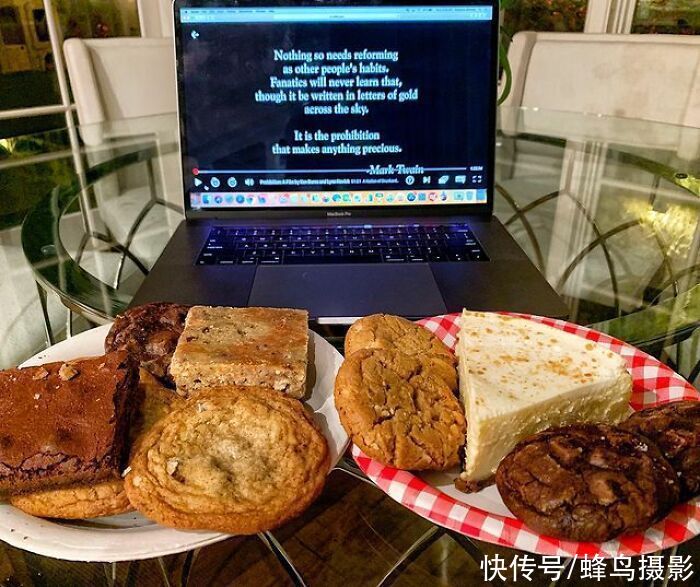 28个巨石强森的菜单，满满一桌子太能吃，还边吃边看电影太享受