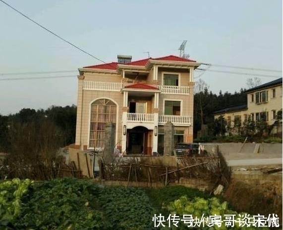 农村|农村小伙花费百万建小楼，成村里风光建筑，屋顶却成最大的败笔！