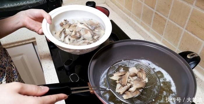 炒蘑菇前要不要先焯水,不懂进来了解一下,这才是蘑菇的正确做法