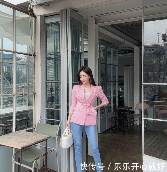 粉红|女神孙允珠粉红休闲西装搭配牛仔裤,妩媚又休闲