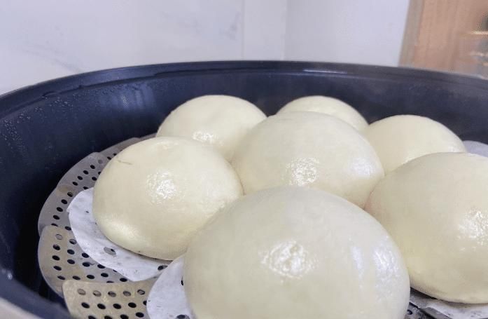 蒸馒头，我从不用酵母，加上3勺它，发面快又好，馒头膨软香甜