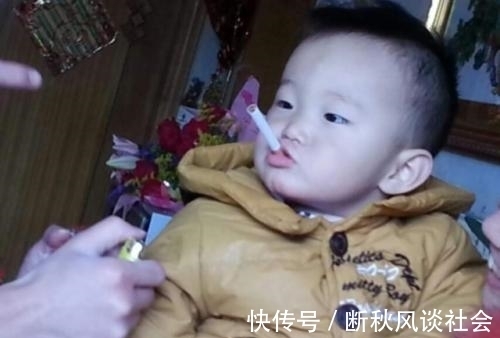 搞笑|搞笑宝宝:当宝宝看到好吃的却吃不到的时候,宝宝的表现太萌了