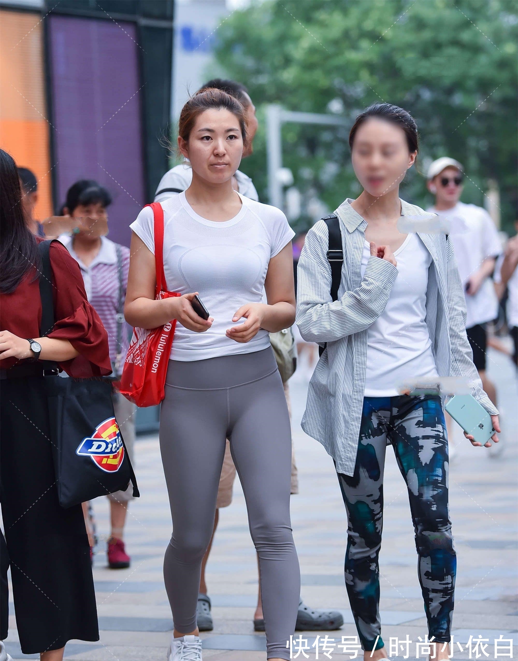 白色t恤 圆领白上衣,搭配深灰长裤,简单大方,优雅端庄