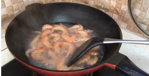  做白灼虾时，千万不要傻傻的冷水下锅煮，多加这1步，虾肉更鲜嫩