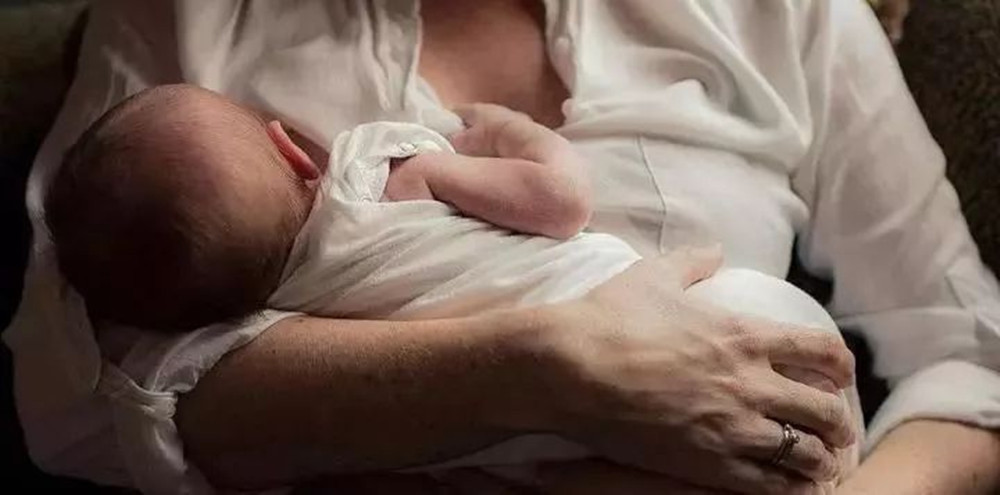 妈妈们|宝宝总是吃夜奶,宝妈很煎熬,超过月龄即可给孩子断夜奶