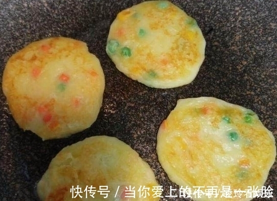 早餐|你以为这是鸡蛋饼？那你就错了，简单又好吃的早餐还不用和面！