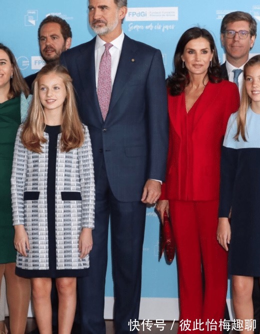 穿搭 真正的贵族穿搭都简约,看西班牙公主莱昂诺尔,穿红色套裙真高级