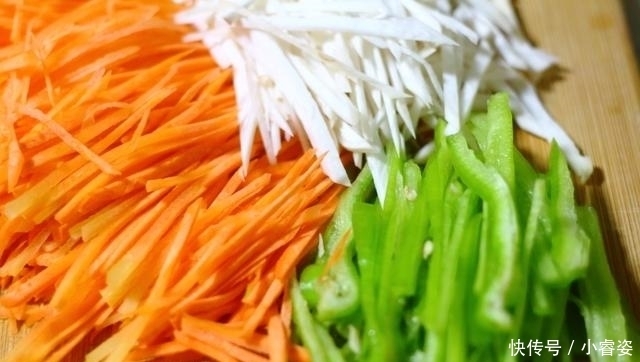 青椒|胡萝卜这样做，色香味全，营养丰富，简单炒一炒，5分钟就搞定