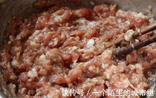 所以白菜做馅时,这就是调馅前多做的一步,饺子不出水好包,鲜香多汁