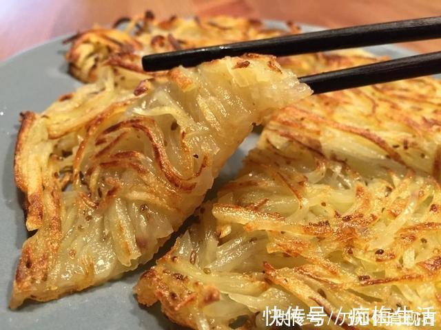 土豆丝别在炒了,试试一个吃法,外焦里嫩,10分钟解决全家早餐