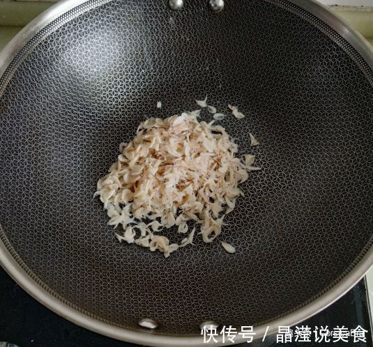 胡萝卜香菇馅饼，颜色金黄，咬一口味道鲜美，香味扑鼻