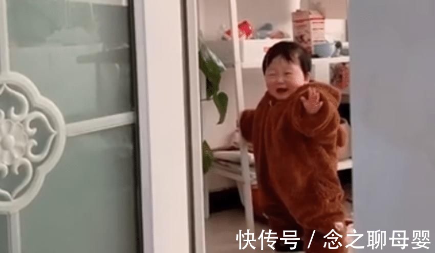 小姑娘|萌娃变身“人间警报器”火了,网友:邻居怕是每天都活在恐慌之中