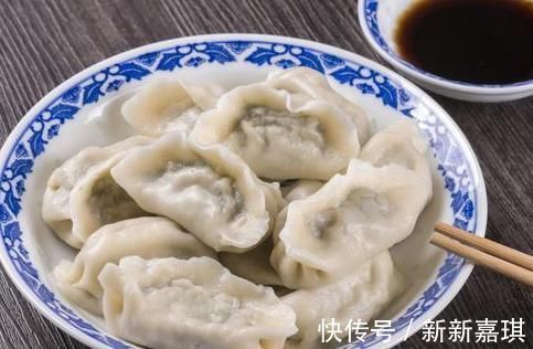 饺子|煮冻饺子，最忌开水下锅，饭店大厨：掌握3点，饺子鲜香不破皮