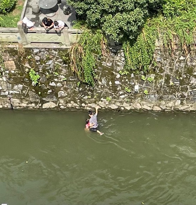 杜翔|女童落水被急流冲走十几米远，有人从数米高堤坝跳入水中！