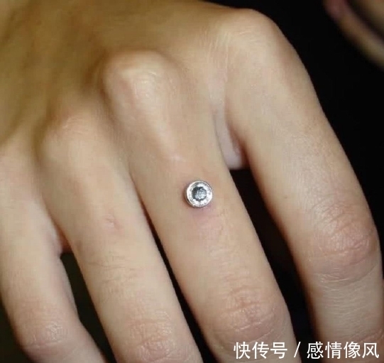国外流行新趋势手指上钻孔戴戒指，看着都疼