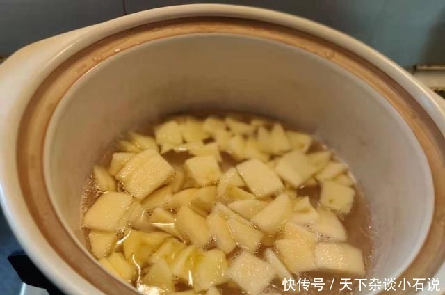 冬季,用苹果和它们一起煮,健脾和胃润肺止渴,女人常喝对皮肤好
