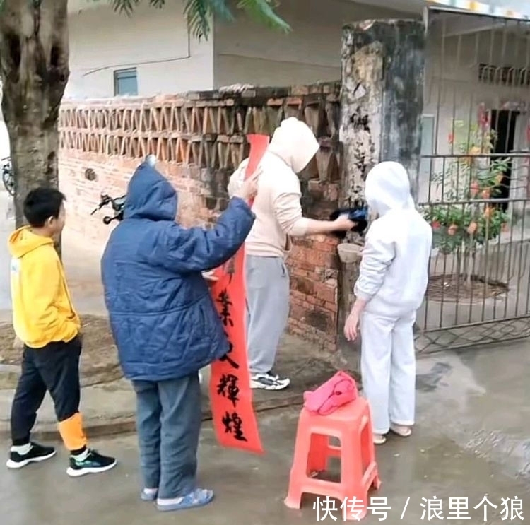 全红婵|庆祝新春佳节!全红婵全家老少共同贴春联,爷爷指挥大哥亲自张贴