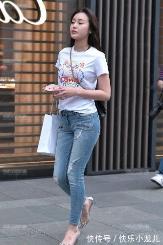 穿搭 牛仔裤配T恤衫,经典的搭配穿出简约的风格,尽显十足女神范