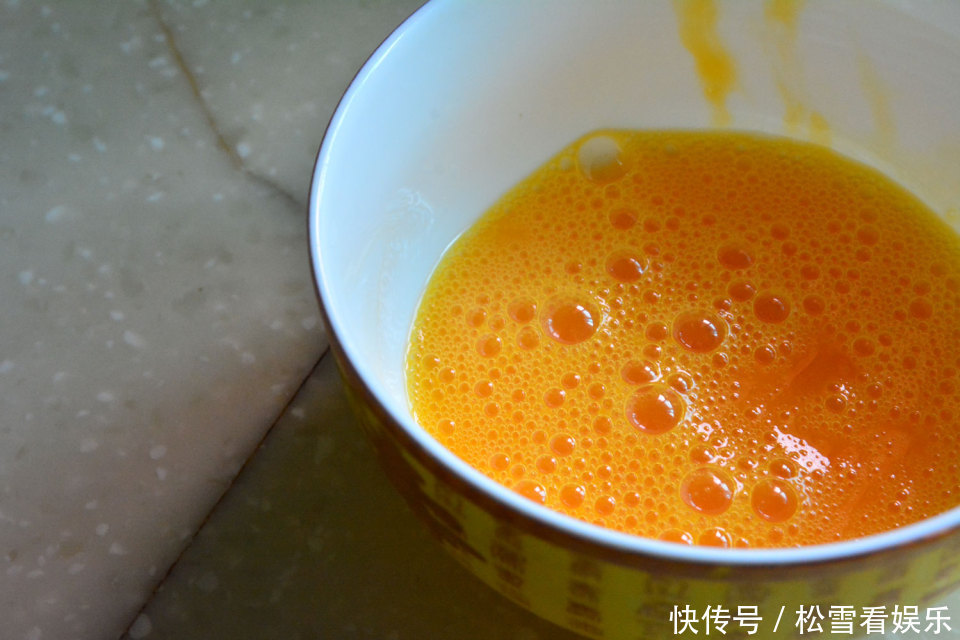 分钟|鸡汤代替盐,勺子撇浮沫,隔水6分钟后蒸出来鸡蛋最是完美