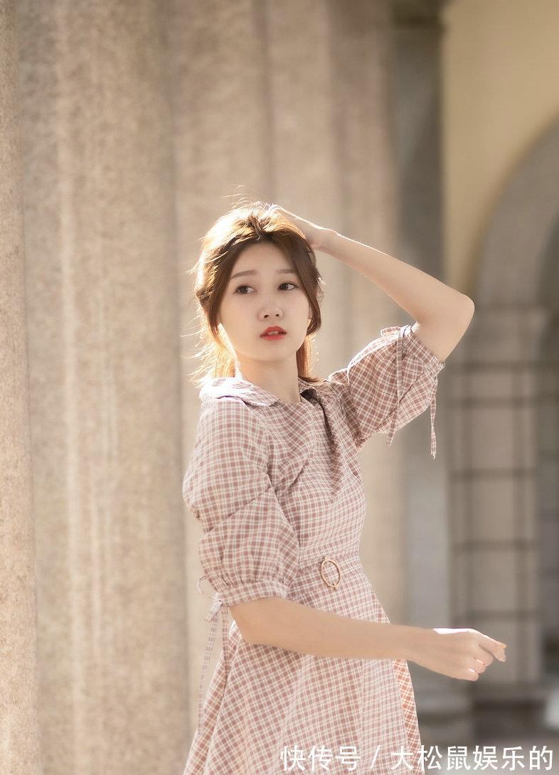 高跟鞋 小姐姐身穿格子衬衫裙,搭配白色元宝高跟鞋,优雅中散发着小清新