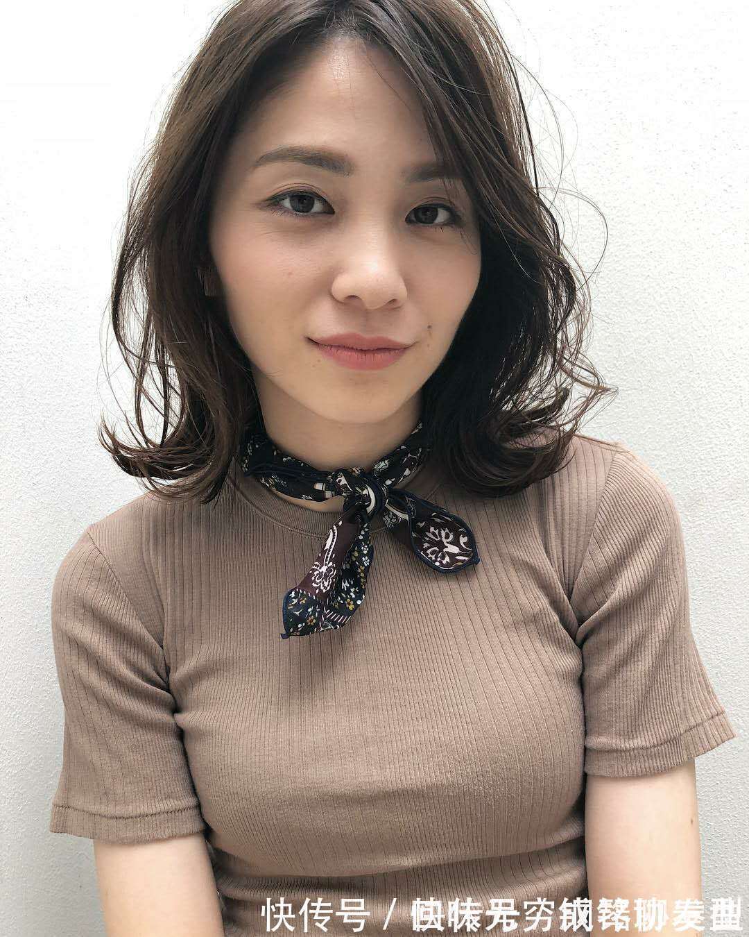 棕色 选对发型不显老,给中年女性做发型三个建议:棕色、柔卷、低层次