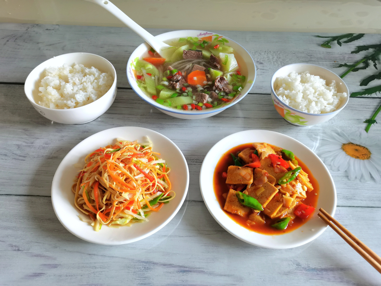 这样的午餐你喜欢吗有肉有菜有汤，好吃不贵