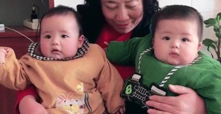 烤鸭|二胎妈妈照顾二宝,顾不上饿了的大宝,走到客厅一看,好笑又心酸