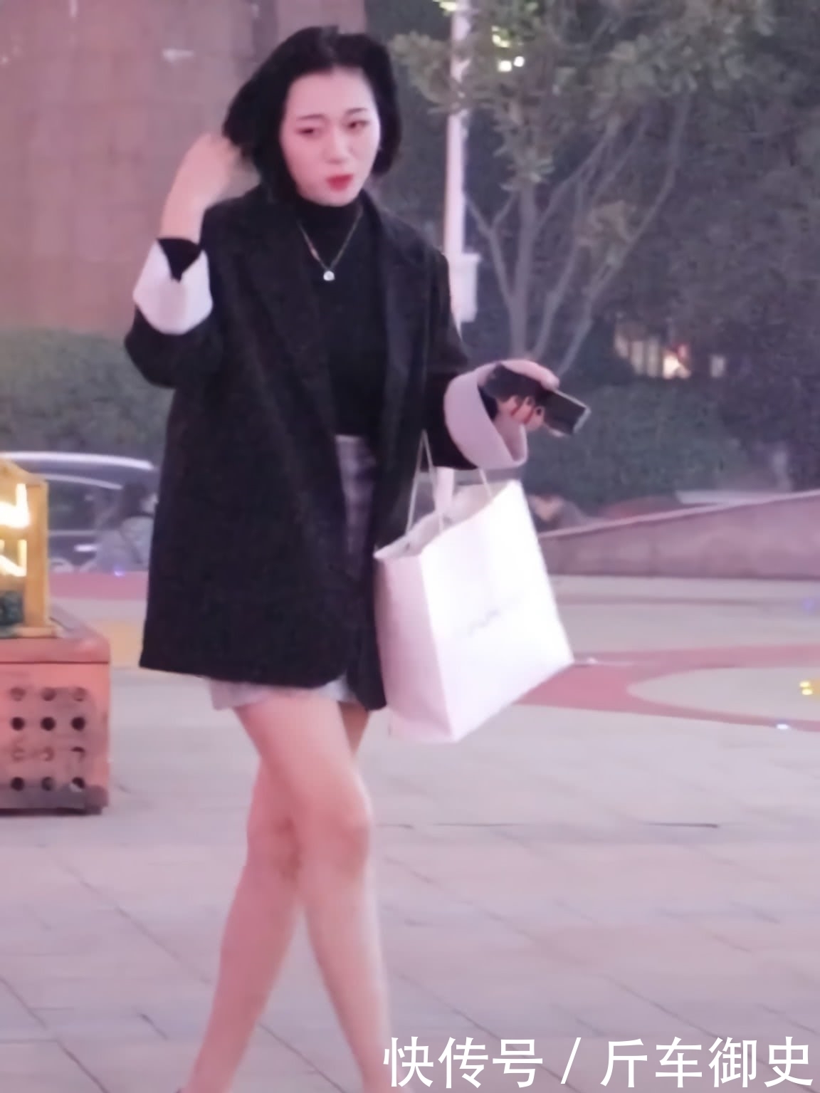 美女|美女是在用“生命”秀腿?穿上豹纹半身裙,腿都“缩成筷子”了