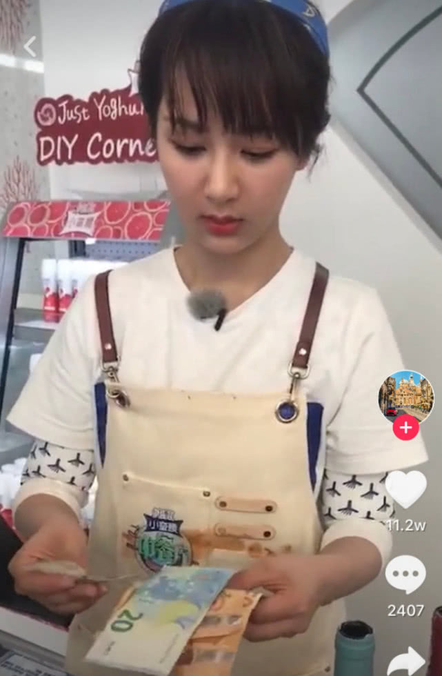 杨紫录制《中餐厅》被偶遇,扎小辫子化身收银员小妹,颜值超耐扛