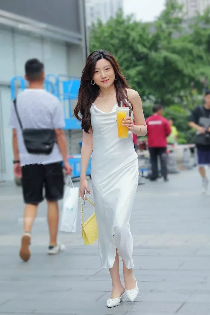 时尚 连衣裤穿起来超显高,因为腰线比较高,所以穿起来非常时尚