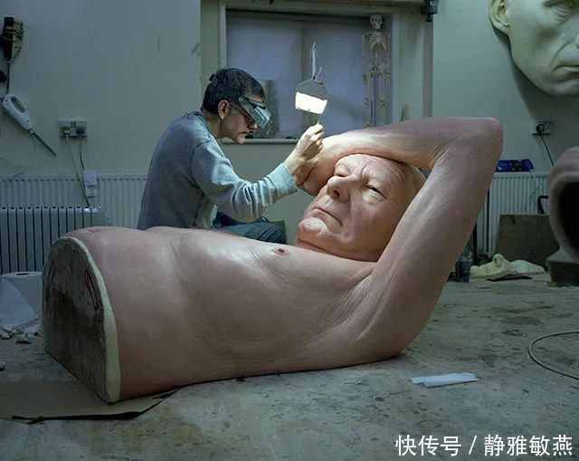 罗恩·穆克|耗费近1000个小时，艺术家一刀一刀地刻出堪比真人的雕塑