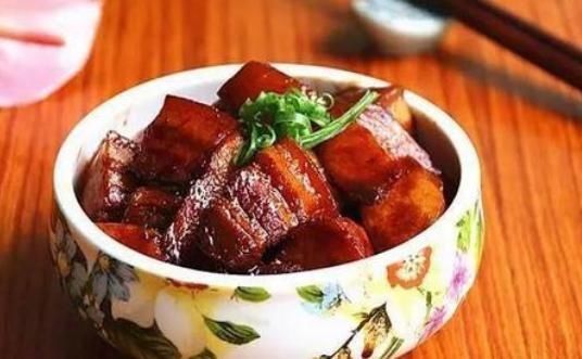 肉块|红烧肉怎么做才香软好吃？牢记“4窍门”，肉香不柴，无油腻感