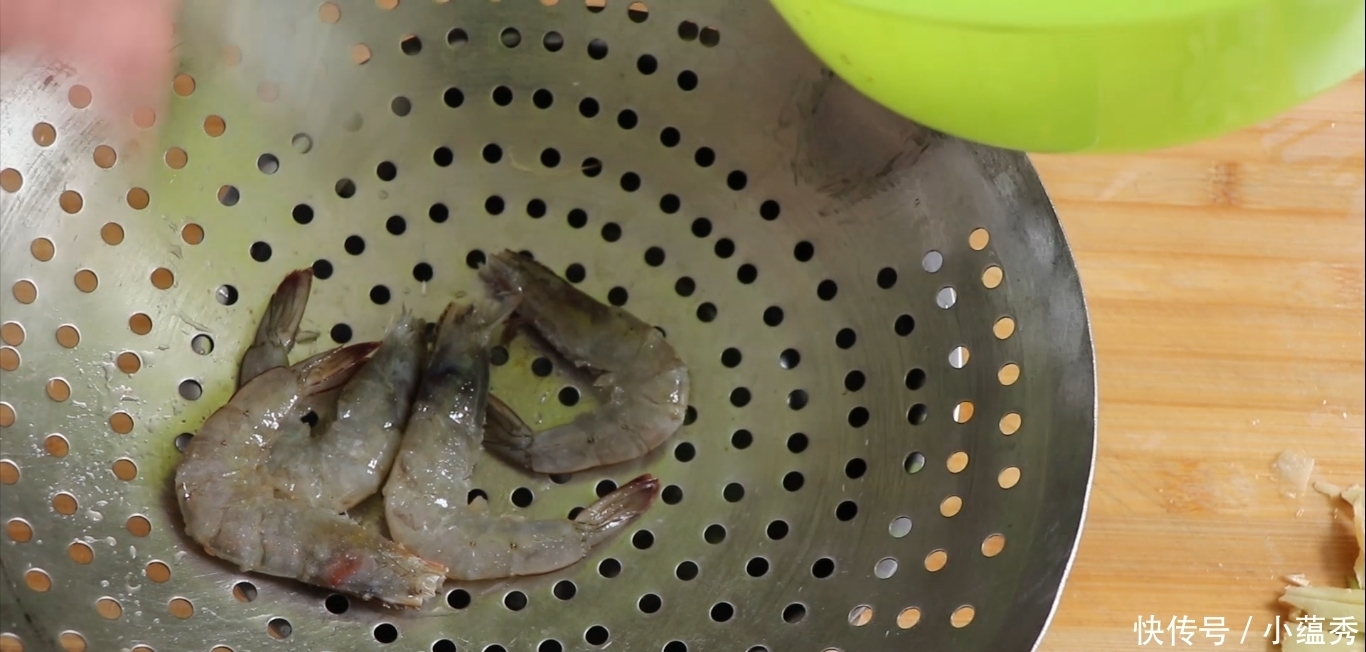 油焖大虾不要直接闷，按小鱼的方法做，又鲜又嫩，还没有腥味