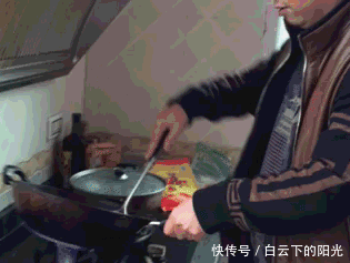 尴尬|姑娘穿旗袍千万要注意坐姿，被别人看光了还不知道，我都替你尴尬