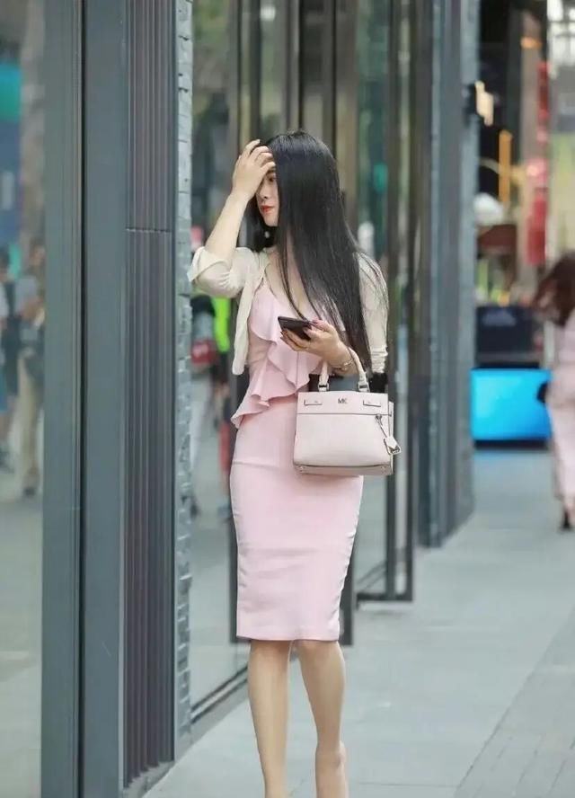 穿这款连衣裙，是一种简单的美，值得借鉴