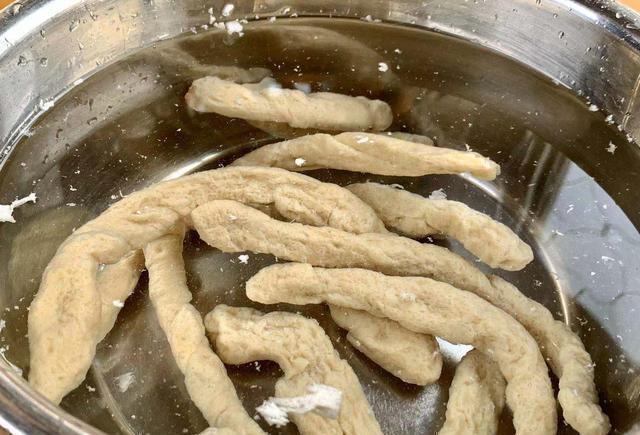 自制烤面筋，简单易学，配上蘸料，比路边摊好吃