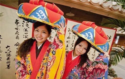 1950年琉球旧照:商店招牌都是中文,美军面露凶光,女护士很漂亮