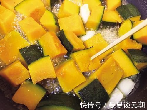 调味料|南瓜别再做南瓜饼了，这样做非常的好吃，一次2盘不够吃