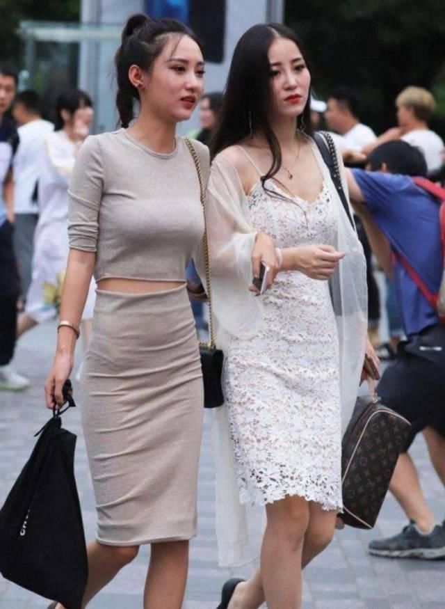 路人街拍，小姐姐露出来的一点小蛮腰，增添了很多的魅力