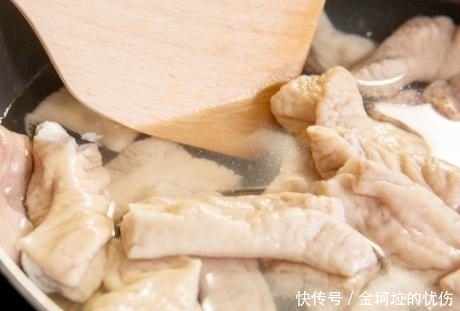 大厨|清洗猪大肠,不加盐不用醋,大厨教我1招,轻松去腥臭,无异味