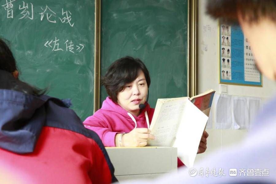 讲课|莒县的马晓华老师，您跪在椅子上讲课的样子真美！