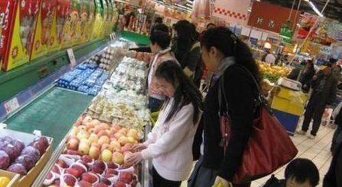 工作人员|4岁儿子把零食放口袋忘付钱,超市让10倍赔偿,妈妈的话让人称赞