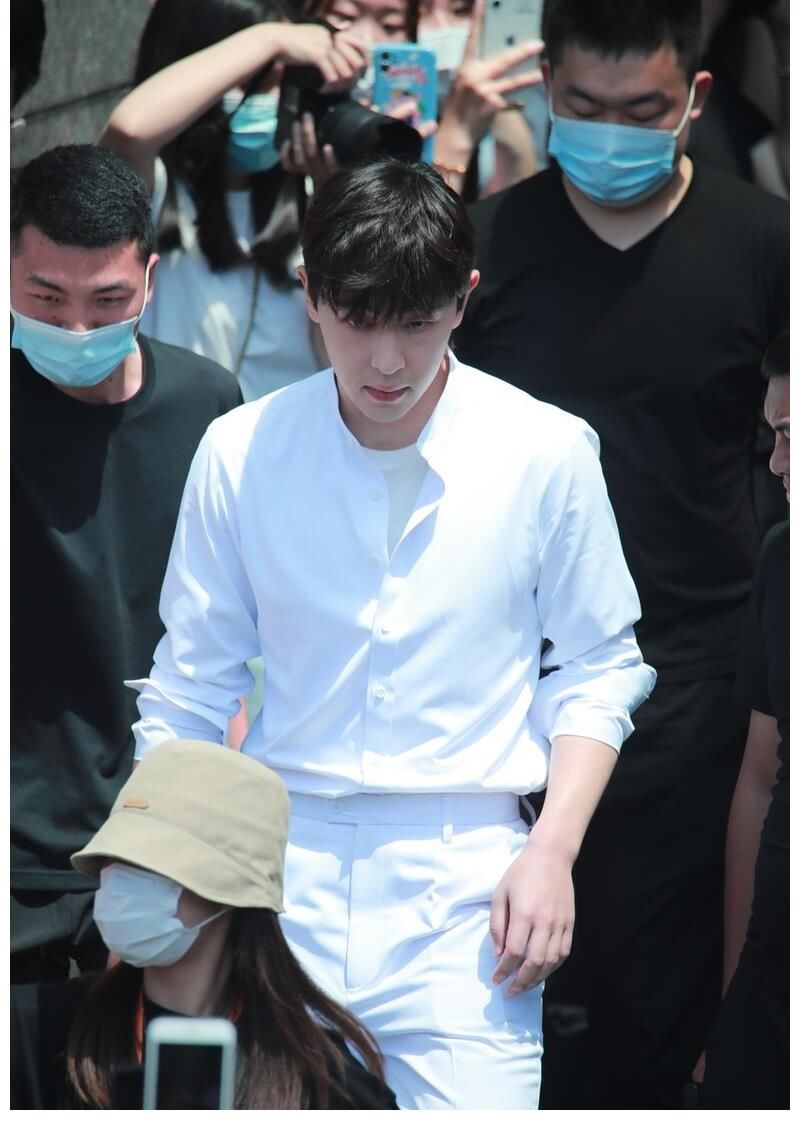 《你好星期六》首播,收视稳定第三,何炅还是灵魂人物