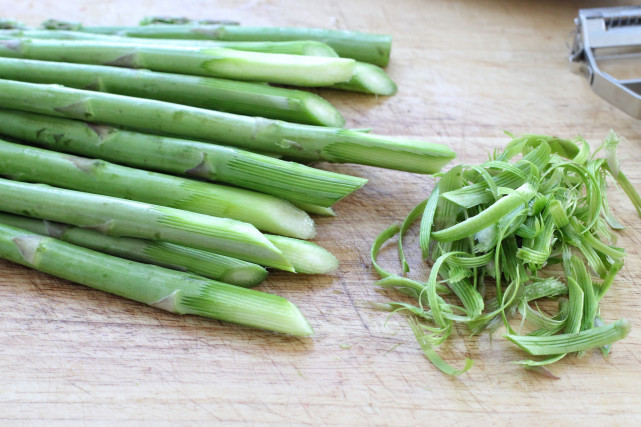 减肥期|水煮鸡胸食同嚼蜡,搭配芦笋一起炒,脆嫩低脂营养均衡,好吃不胖