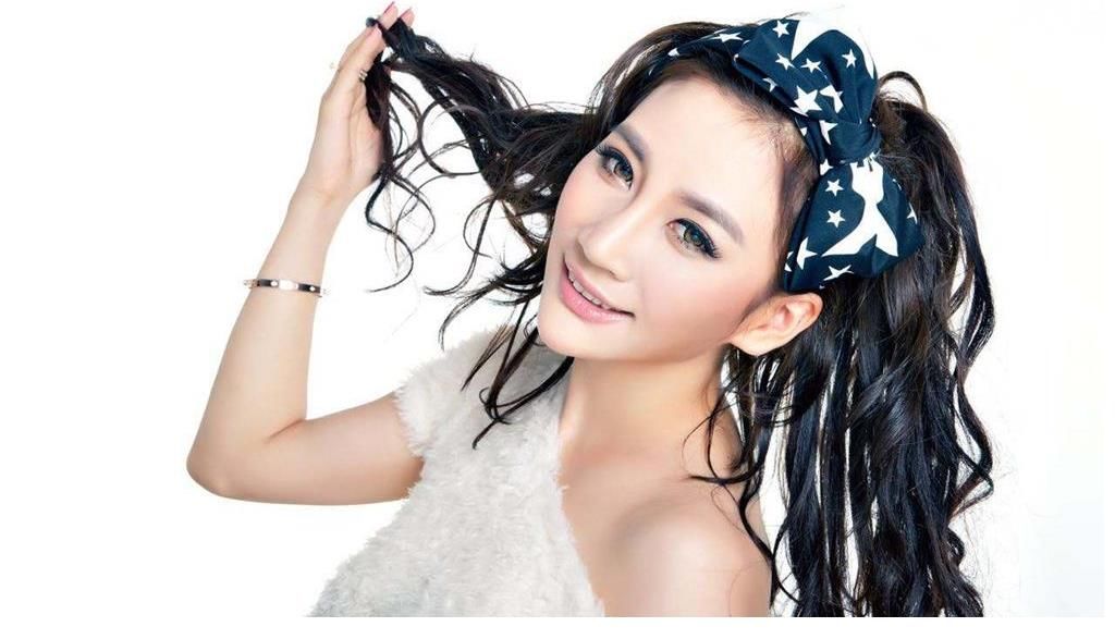 昔日超女直播唱歌外形大變難以辨認，15年前敗給尚雯婕未能進十強