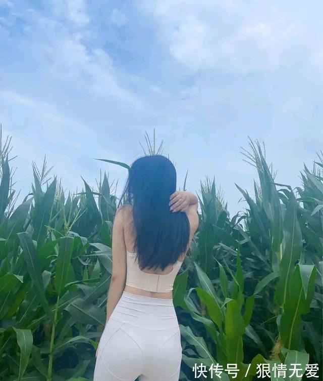 瑜伽裤 运动穿搭潮流趋势,瑜伽裤秀出曲线,出门上街时尚简单!