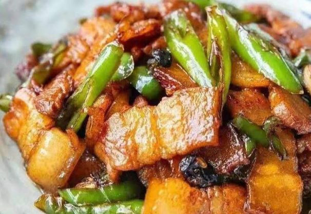 春天别再吃鸡鸭鱼肉试试此菜，解馋下饭美味可口，孩子们的心上菜