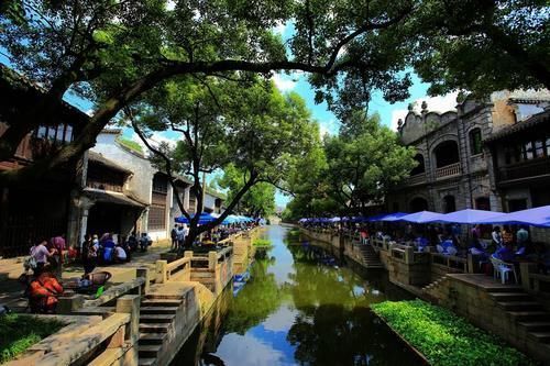 梁溪区是无锡市的中心城区，拥有多个知名旅游景点