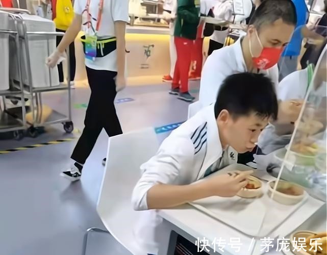 广东队|全红婵获赠蛋糕乐开花!红姐连声说谢谢,队医随后举动令红姐生气!